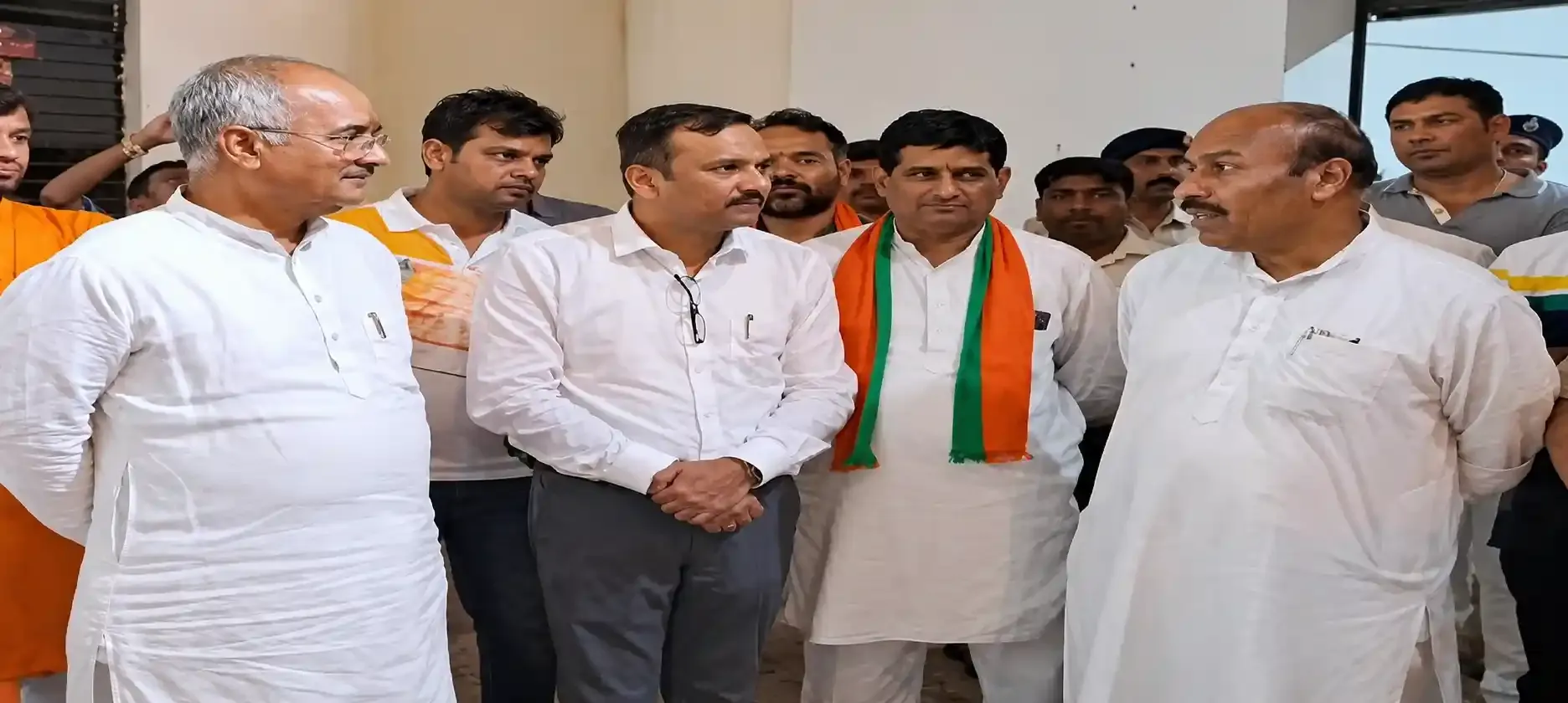 Union Minister Shri Virendra Kumar Khatik in conversation with project officials during a site visit